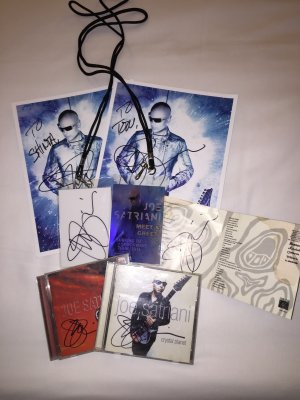 MnG Passes, Autographs