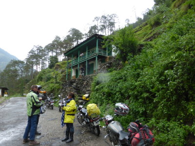 06 Lunch stop on way up Jolori Pass.jpg