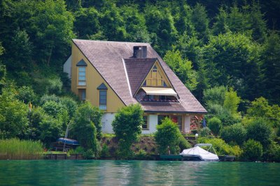 house at the bank of worthersee