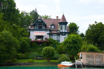 house at the bank of worthersee