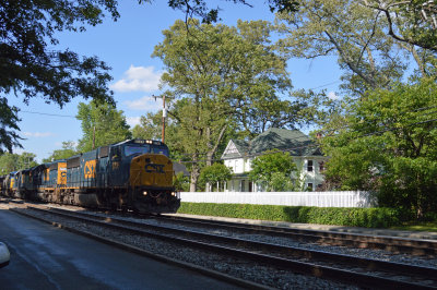 41 SD60I 8735 leads Q409 south through Ashland as the shadows lengthen.jpg