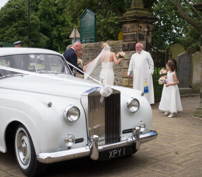 SIL10378 The bride arrives in Bedale