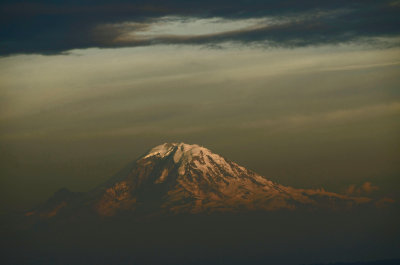 06-Seattle-10-Space-Needle-Mt-Rainier.jpg