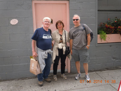 06-Seattle-13-Restaurants-Pink-Door.jpg