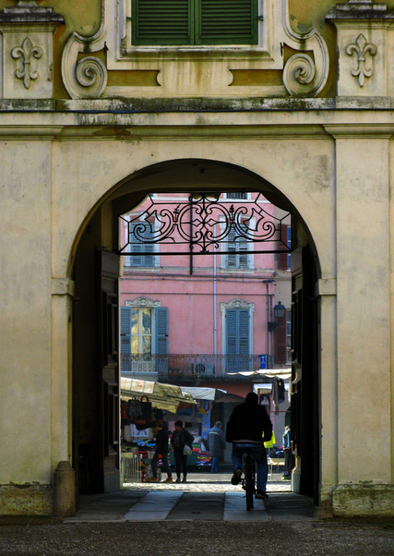 Market on Piazza Garibaldi7837