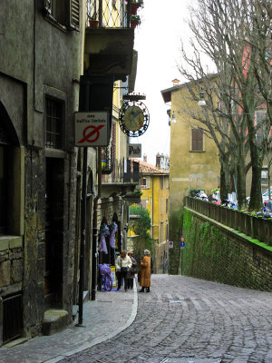 Shoppers on Via Gombito<br />5509