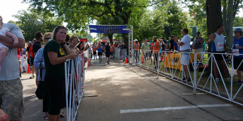 Finishline crowed_101537.jpg