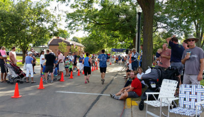 Finishline crowd_090430.jpg