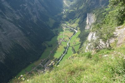 LOOKING DOWN AT THE LAUTERBRUNNEN VALLEY > IMG_3160 1280x852.jpg