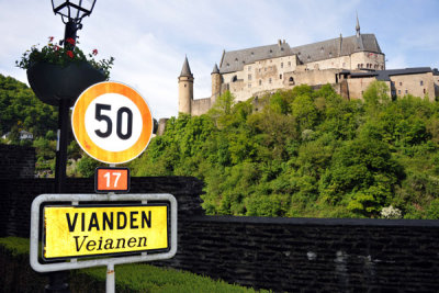 Road sign at the entrance to Vianden with a nice view of the castle