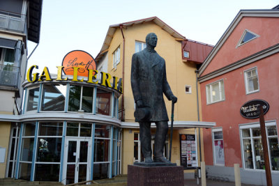 Statue of Vicekonsul Nikolaus Sittkof (1828-1887), Sittkoff Gallerian, Mariehamn