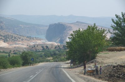 205 lVan Karakut via het pondje over de Eufraat en Sivarek naar Diyarbakir.jpg