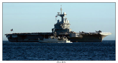Le HMS Ramsey en marche arrire devant le Charles de Gaulle