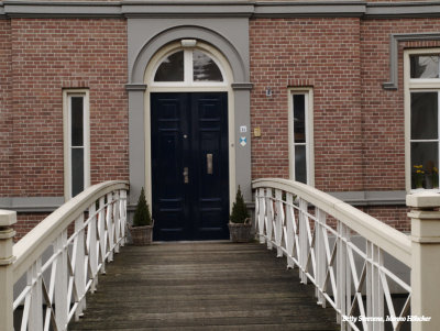 Zeugstraat, statig pand met toegang over de brug