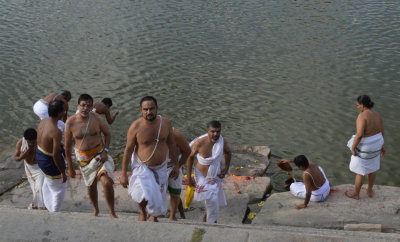 29_Adhyapagas performing evening sandyavandanam.JPG