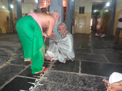 Sri N S Krishna Iyengar felicitating Maduai Arangarajan swami