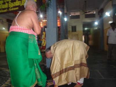 Sri MAV swami acknowledging the felicitation by Sri NS Krishna Iyengar swami, resepctfully