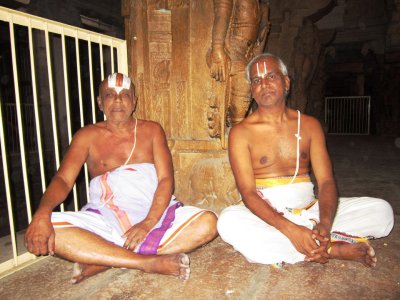 IMG_5792-Sri Vakulabarana Battar - Madurakavi Anaviyaar & Sri Vinchimoor Vasu swami.JPG