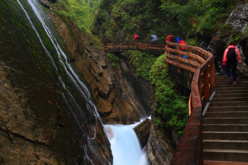 Walkers in the Wimbach gorge