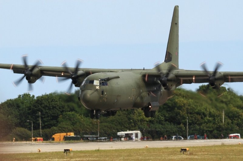 RAF C-130J Hercules, landing