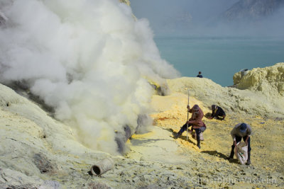 Kawah ijen volcano workers