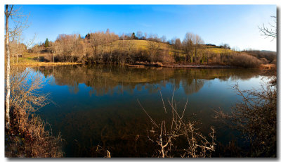 Etang du moulin piquant au lever du soleil