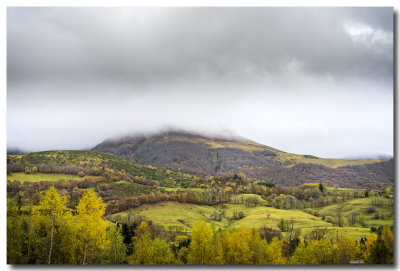 Auvergne: un puy dans les nuages