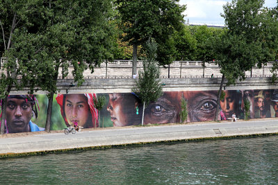 REZA EXPOSE AU BORD DE LA SEINE