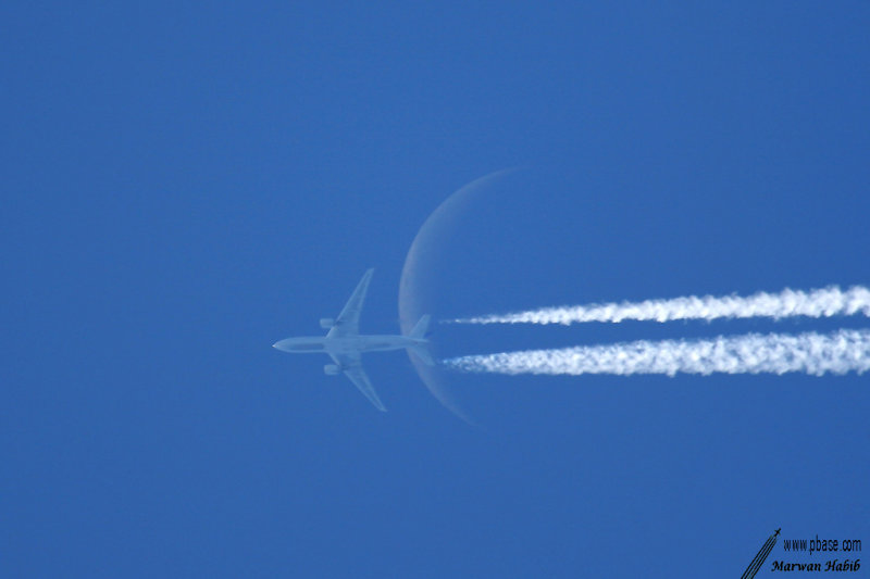 Boeing 777-200 Continental & moon / lune