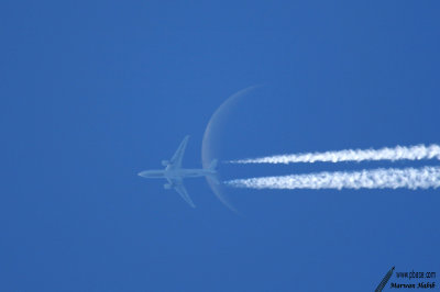 Boeing 777-200 Continental & moon / lune