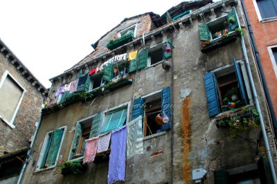 Hanging the laundry in Venice 084 