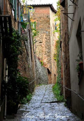 narrow alley, Montalcino, Italy 