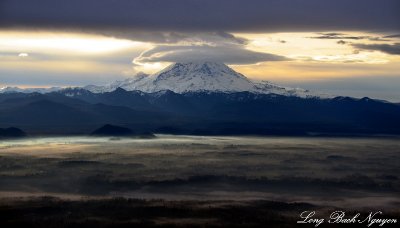 Standing Lenticular over Mt Rainier, Enumclaw, Washington 