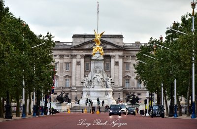 Buckingham Palace and Victoria Memorial from The Mall London 286  