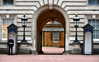 Standing Guard at Buckingham Palace London 333  