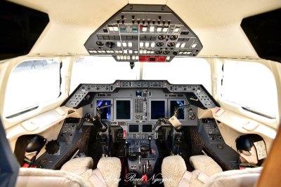 Hawker 900XP cockpit 153  