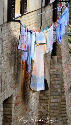 Hanging the laundries in San Gimignano Tuscany Italy 087  