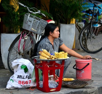 Street Vendors in Hoi An Vietnam 1313 