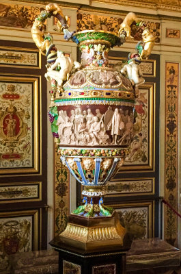  Vase honoring Michelangelo in the Room of the Guards