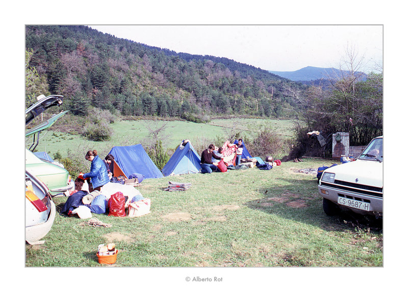 Abril 1981  Vall del Roncal, Navarra. Toca desfer el campament