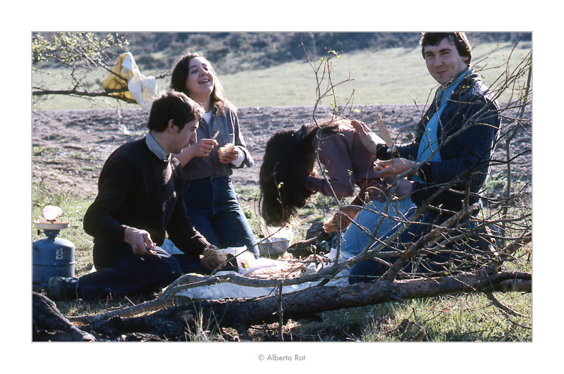 Abril 1981  Vall del Roncal, Navarra. Michel, Lourdes, Mari Angels i Santiago. Hora de lesmorzar.
