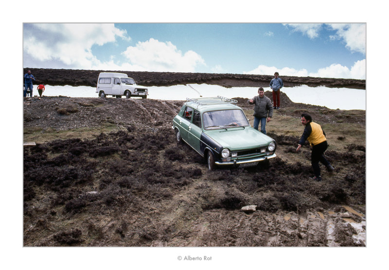 Abril de 1985. Valle de Belagua (Navarra). El cotxe de lamic Toni encallat en el fang