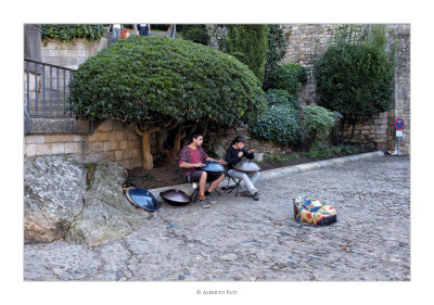 11/10/2015 Girona, msics de carrer tocant el Hang