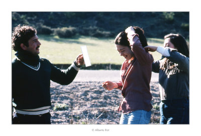 Abril 1981 · Vall del Roncal, Navarra. Pedro aguantant el mirall, Mari Angels i Lourdes