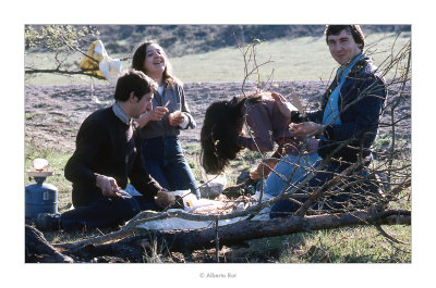 Abril 1981 · Vall del Roncal, Navarra. Michel, Lourdes, Mari Angels i Santiago. Hora de l'esmorzar.