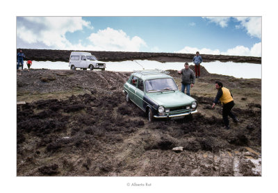 Abril de 1985. Valle de Belagua (Navarra). El cotxe de l'amic Toni encallat en el fang