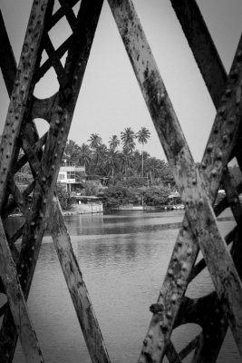 Sri-Lanka-268-Old-Bridge-Russian-couple.jpg