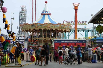 The afternoon crowd on Steel Pier