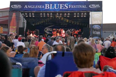 Great crowd enjoying the main act on Saturday night, Frank Bey & the Anthony Paule Band. 