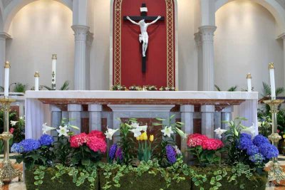 The main altar's flowers.
